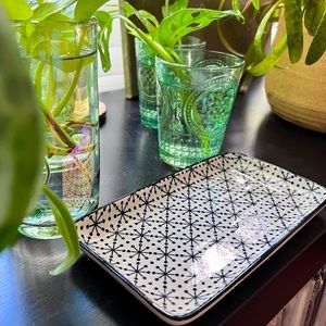 Jewelry or soap holder, black & white